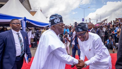 Bola Tinubu (left) shakes hands with Nyesom Wike (right) [Twitter/@officialABAT]