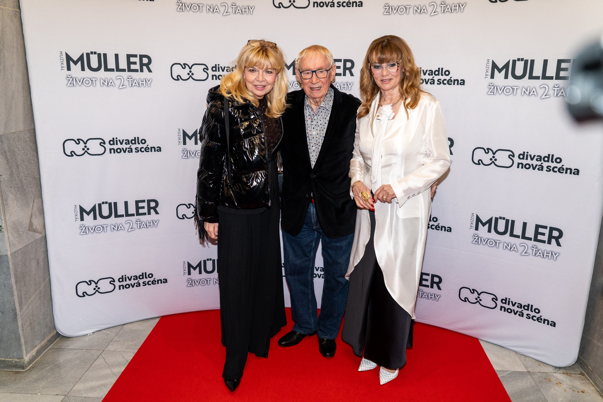 Premiéra muzikálu Müller – Život na dva ťahy: riaditeľka SND Zuzana Ťapáková, herec Karol Čálik a riaditeľka Novej scény Ingrid Fašiangová.