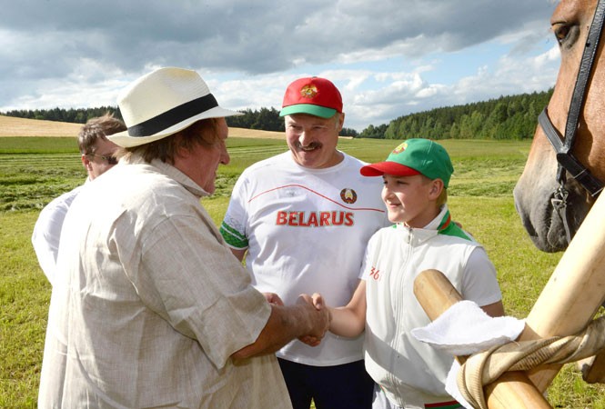 Aleksandr Łukaszenka z synem Kolą i Gerard Depardieu / fot. serwis prasowy prezydenta Białorusi