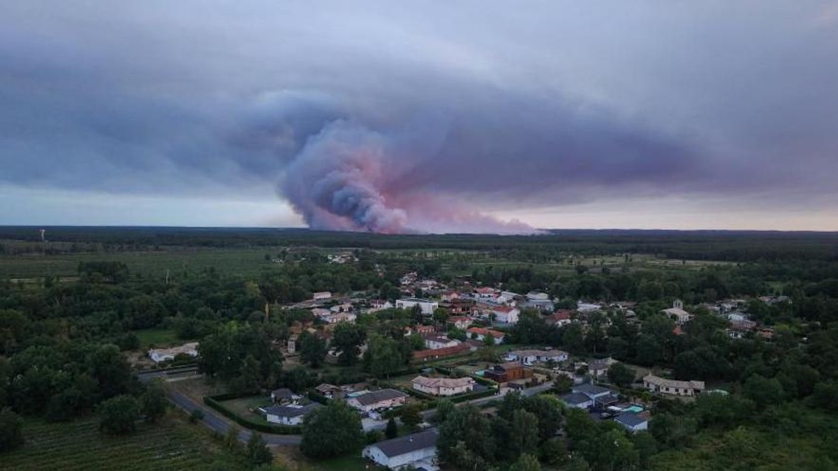 Naučnici su opisali oblake pirokumulonimbuse na nebu Francuske kao „vatrom izazvanu grmljavinu“ | Foto: Reuters
