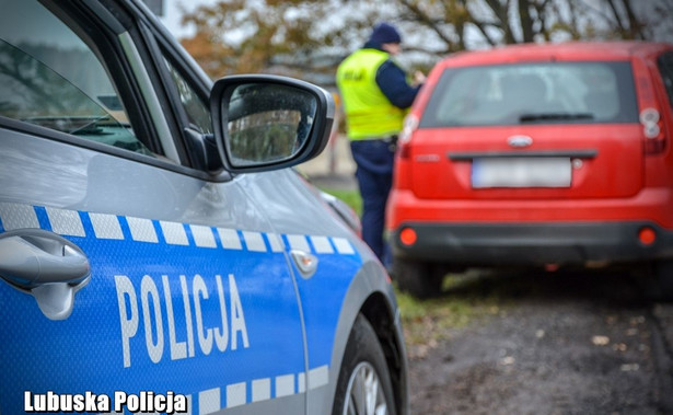 Policjant wypisuje mandat