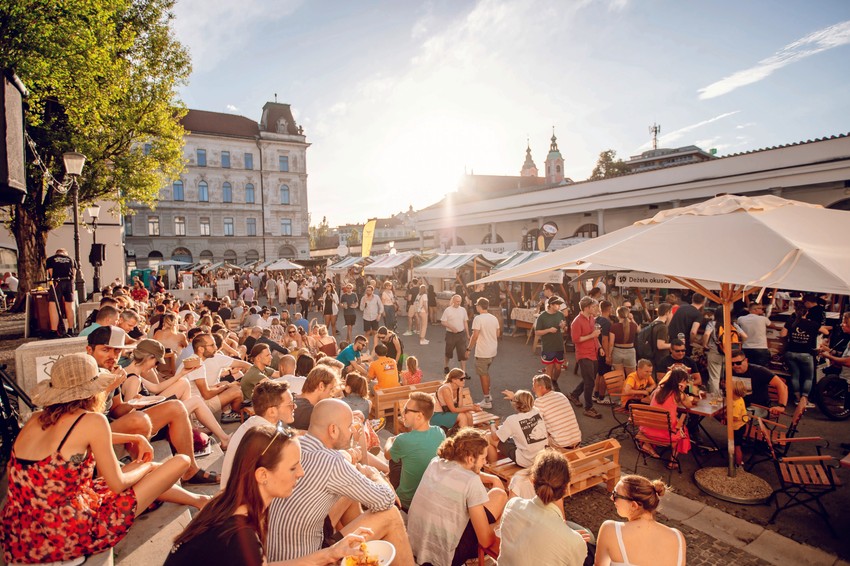 Uživajte u Otvorenoj kuhinji na platou, jednom od četvoroslojnih menija Gourmet Ljubljana, koji vam serviraju za privatnim stolom sa pogledom na gužvu mirisnih tezgi.
