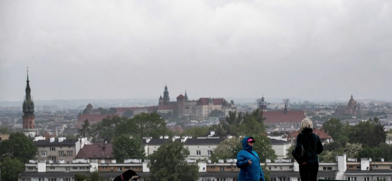 Spore zachmurzenie i lokalne opady. Prognoza pogody na piątek