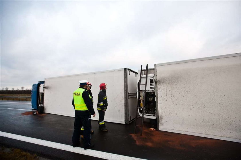 Ciężarówka zablokowała autostradę 