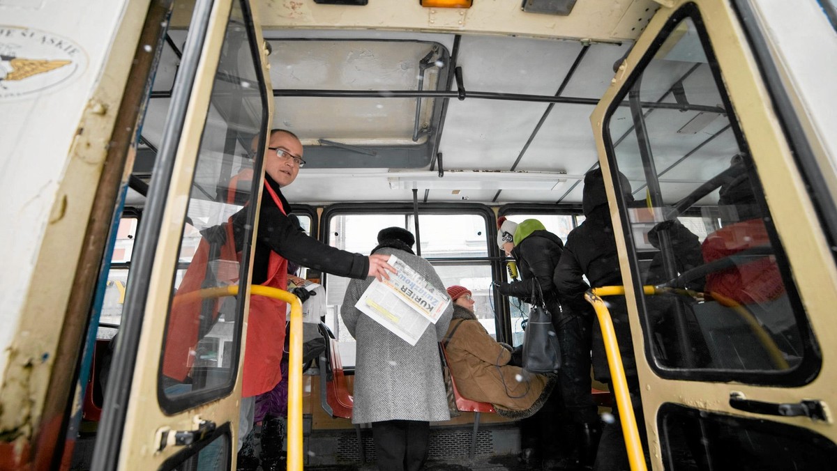 Komunikacja miejska powinna być darmowa - przekonywali o tym przed bydgoskim dworcem kolejowym działacze Sierpnia 80. Ich zdaniem takie rozwiązanie przyniesie same korzyści.