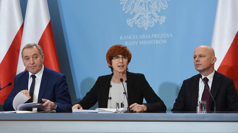 Elżbieta Rafalska, Paweł Szałamacha oraz Henryk Kowalczyk podczas konferencji prasowej w KPRM.