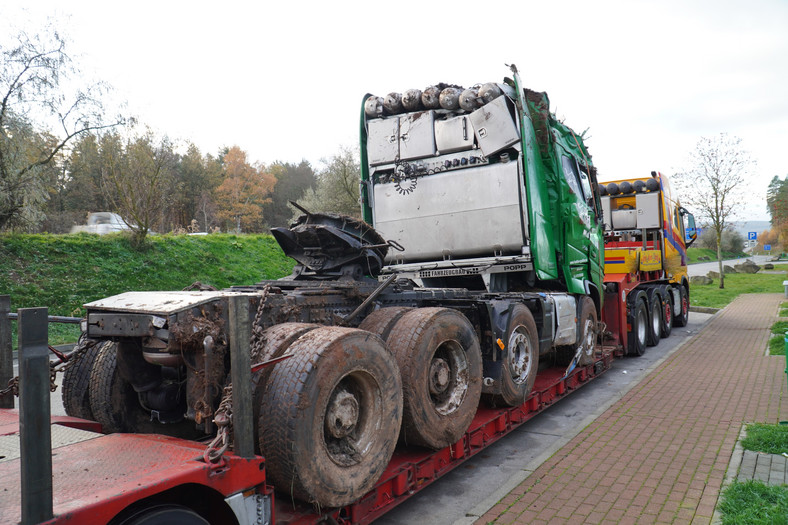 Ciężarówka przewożąca 30-metrowy tramwaj miała wypadek w Niemczech