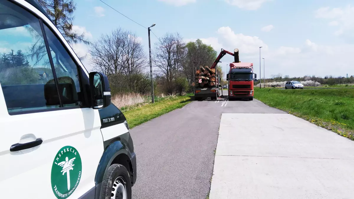 Transport drewna był zbyt ciężki i za wysoki