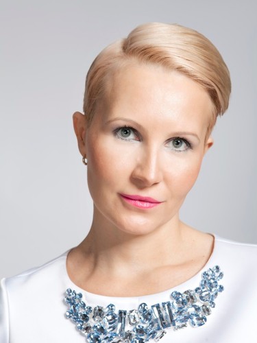 Kobieta o typie urody LATO w makijażu wieczorowym