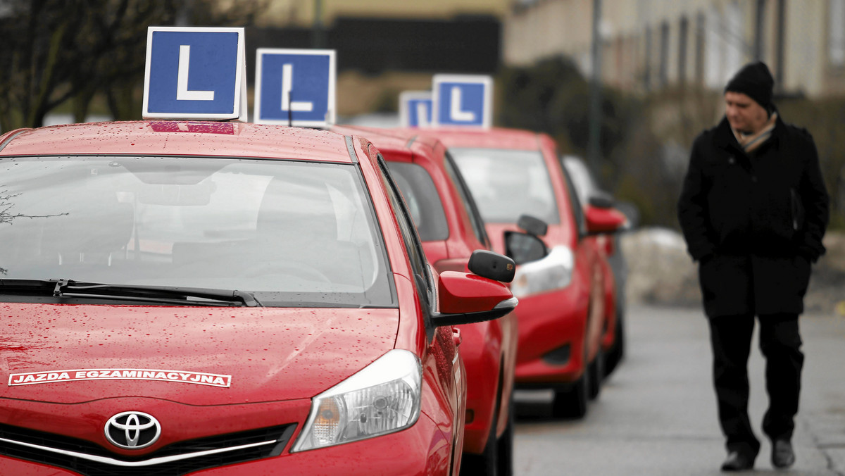 Prawie tysiąc osób w całej Polsce nie może przystąpić do egzaminów na prawo jazdy - alarmuje "Rzeczpospolita". Powodem jest problem z oprogramowaniem w WORD-ach.