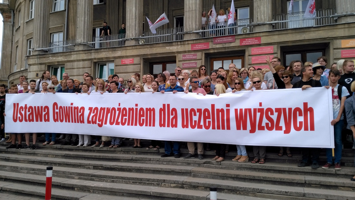 Ponad sto osób skupionych wokół transparentu z napisem "Ustawa Gowina zagrożeniem dla uczelni wyższych" - tak wyglądał dziś protest pracowników i studentów Uniwersytetu w Białymstoku zorganizowany przez związki zawodowe działające w uczelni. Postulat najważniejszy w tej manifestacji - powstrzymać uchwalenie nowej ustawy o szkolnictwie wyższym, gdyż "zniszczy ona mniejsze uczelnie w Polsce".