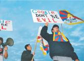 Studenci dla Wolnego Tybetu protestują przed siedzibą Google’a Mountain View przeciwko cenzurze internetu w Chinach Fot. AP