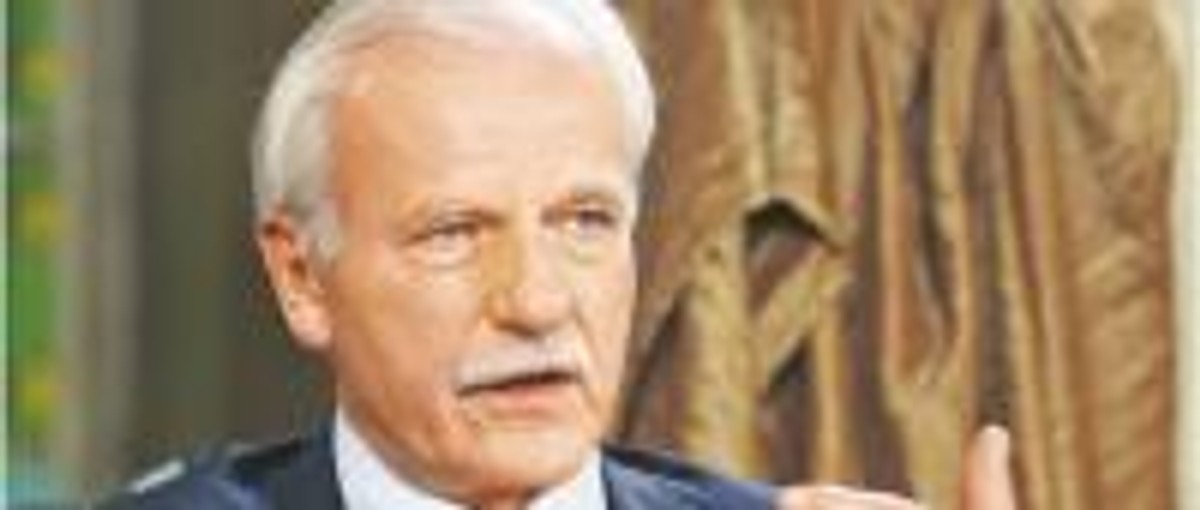 Olechowski posiada dom i pięć mieszkań w Warszawie, dom w Kościelisku i pół domu w gminie Buczkowice. Ich łączna wartość to ok. 6,5 mln zł. Plus 7,5 mln zł w papierach wartościowych i ok. 2,7 mln zł na lokatach.