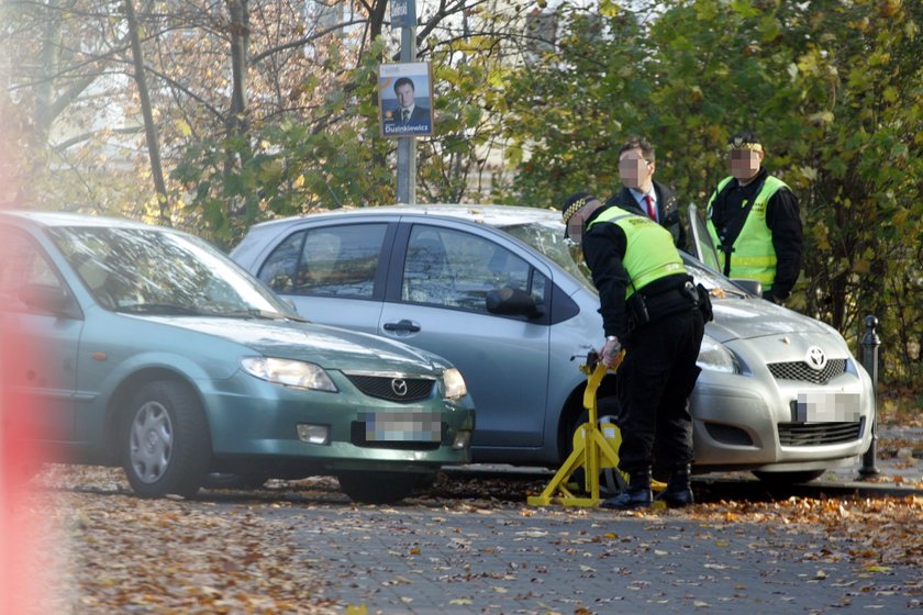 strażnicy zakładają blokady