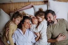 Rodzice zyskali 15 dodatkowych tygodni urlopu. Uzupełniający urlop macierzyński nie tylko dla rodziców wcześniaków