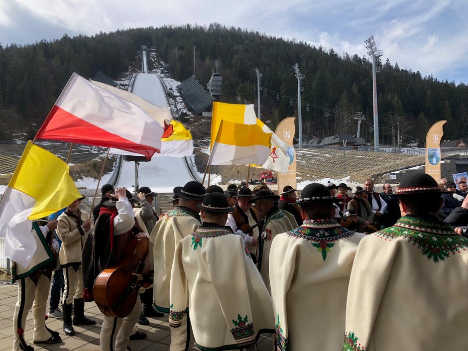 Manifestacja małopolskich samorządowców w obronie godności i dobrego imienia Jana Pawła II. Zakopane. Wielka Krokiew