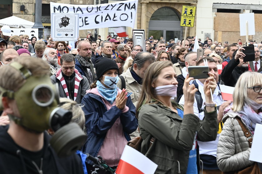 Uważają, że pandemii nie ma i protestują. Szokujące obrazki z Polski