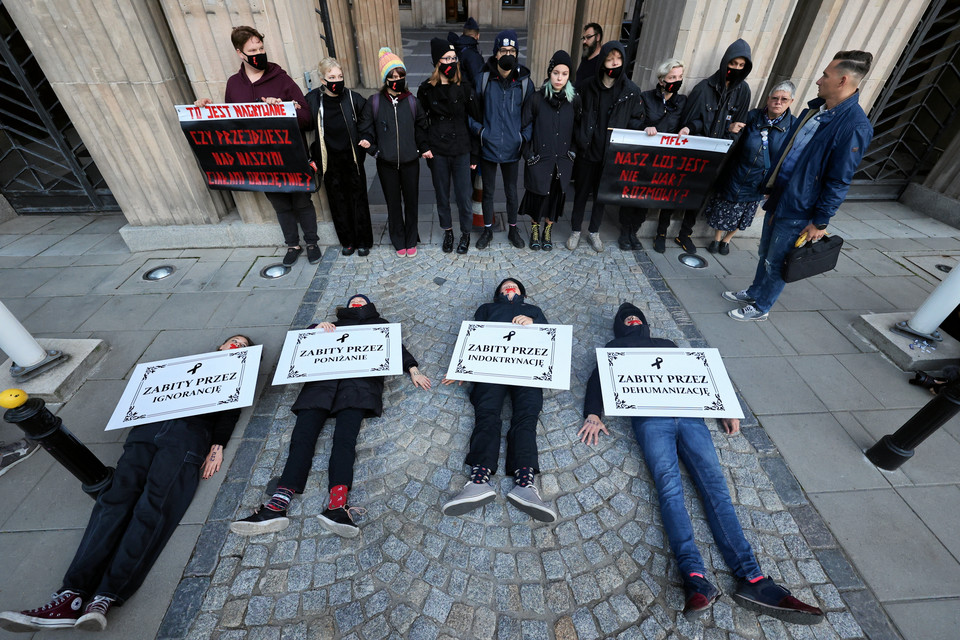 Blokada Ministerstwa Edukacji Narodowej zorganizowana przez aktywistów Młodzieżowego Forum LGBT+, którzy protestują przeciwko polityce i wypowiedziom ministra Przemysława Czarnka