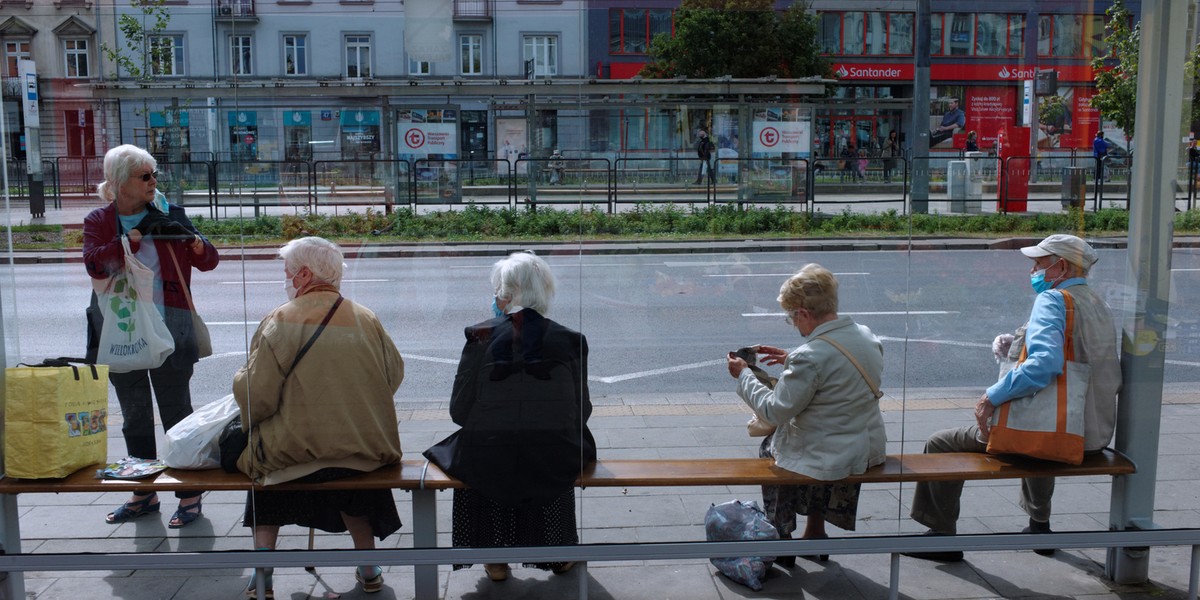 "Pierwsza seria szczepień nie musi być wysoka; trzeba objąć nimi ludzi, którzy poprzez wykonywane zawody są najbardziej narażeni na kontakt z wirusem, to nie jest duży procent ogółu społeczeństwa" - mówi prof. Andrzej Gamian.