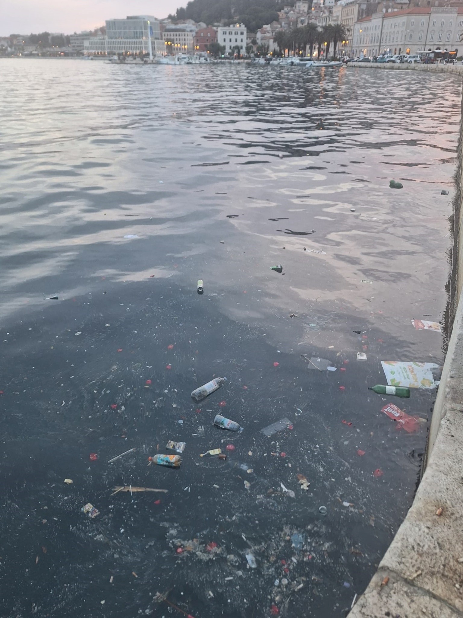 Obyvateľka odfotila stav mora v Splite.