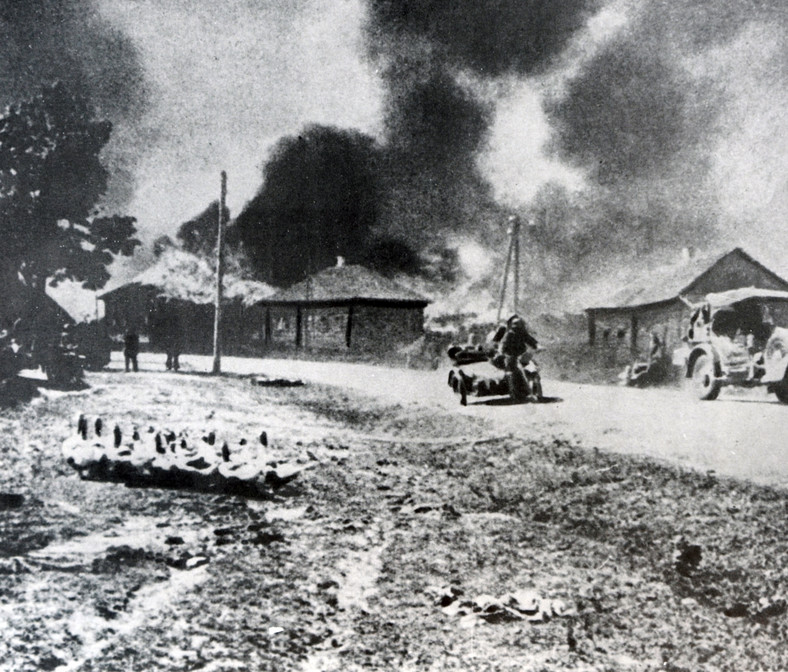 Niemieccy żołnierze w rosyjskiej wiosce zniszczonej przed ich przybyciem w ramach stalinowskiej polityki spalonej ziemi z 1941 r. 