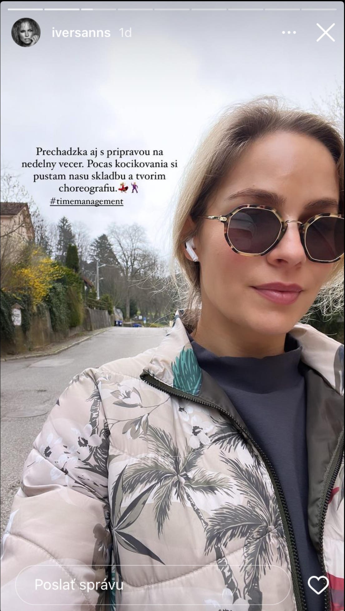 Prípravy na nedeľný večer zvláda aj počas kočíkovania.