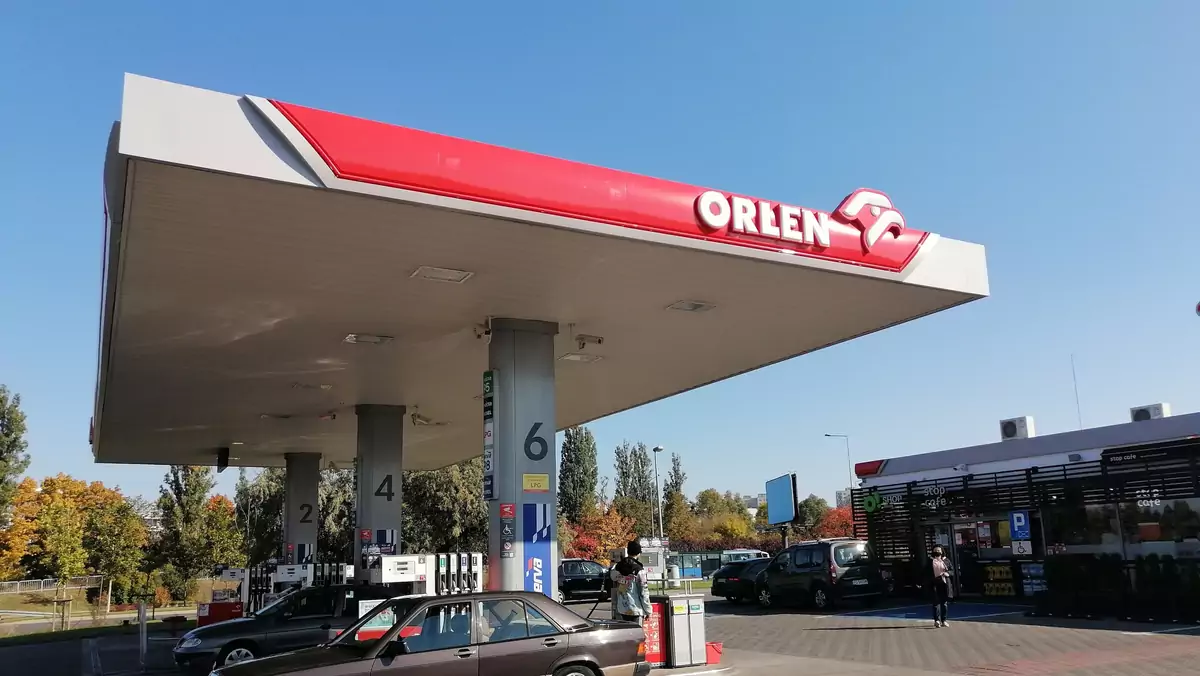 Orlen zapewnia, że nie brakuje paliwa. Kierowcy i hurtowi klienci twierdzą co innego