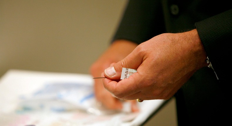 A doctor preparing a Botox injection at a walk-in salon in New York on July 17, 2007.Reuters/Lucas Jackson