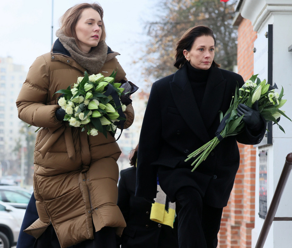 Aktorki Magdalena Lamparska i Anita Sokołowska także przyszły pożegnać aktora i reżysera