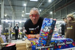 Uniform z Biedronki i przejażdżka Rosomakiem. Co politycy wystawili na WOŚP?