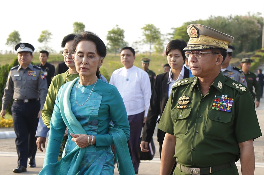 Aung San Su Ći i general Min Aung Hlaing u Nejpjidou 2016.