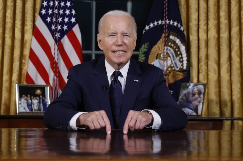 Prezydent Stanów Zjednoczonych Joe Biden podczas wygłaszania 19 października br. przemówienia do narodu o swoim podejściu do konfliktu między Izraelem a Hamasem, pomocy humanitarnej w Strefie Gazy i dalszym wsparciu dla Ukrainy w wojnie z Rosją