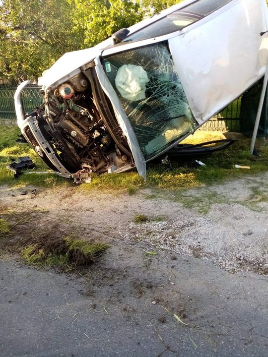 Zasnął za kierownicą samochodu. Obudził się na przydrożnym płocie 