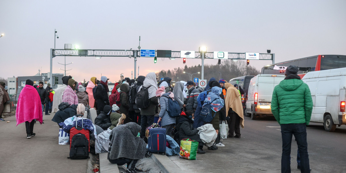 Uchodźcy z Ukrainy na przejściu granicznym w Medyce. Do Polski przyjechało już 450 tys. osób.