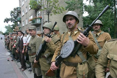 WARSZAWA 04.08.2007OBCHODY 63 ROCZNICY  WYBUCHU POWSTANIA WARSZAWSKIEGOREKONSTRUKCJA WALK POWSTANCZYCH NA CZERNIAKOWIEPOWSTANIE WARSZAWSKIE AK PARASOL ZOSKA BERLINGOWCY  POWSTANCY KONSPIRACJA HISTORIA PATRYJOTYZM MUNDUR BRON WP NIEMCY KOSCIUSZKOWCY PAMIEC SS WOJNANZ REKONSTRUKCJA WALK NA CZERNIAKOWIEFOT GRZEGORZ JAKUBOWSKI