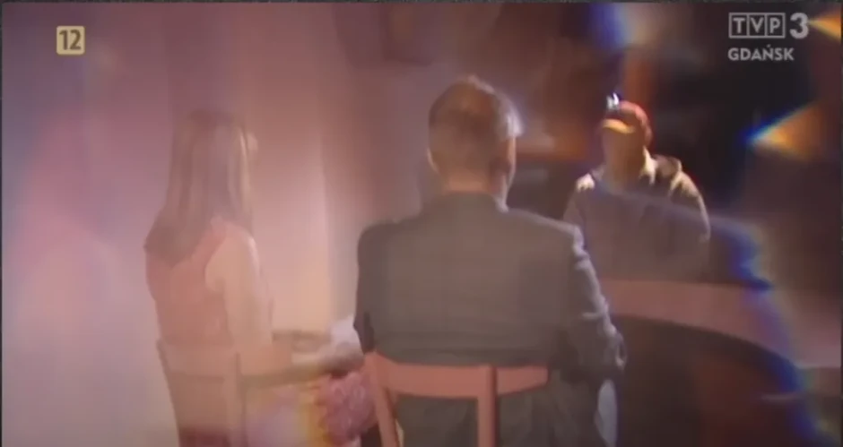 Navrocki prerušen kao njegov alter-ego Tadeuš Batir, sa šeširom i zamućenog lica | Foto: TVP-Gdansk