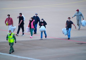 Putnici sa kruzera Hondijus nakon sletanja na aerodrom u Ajdhovenu 10. maja
