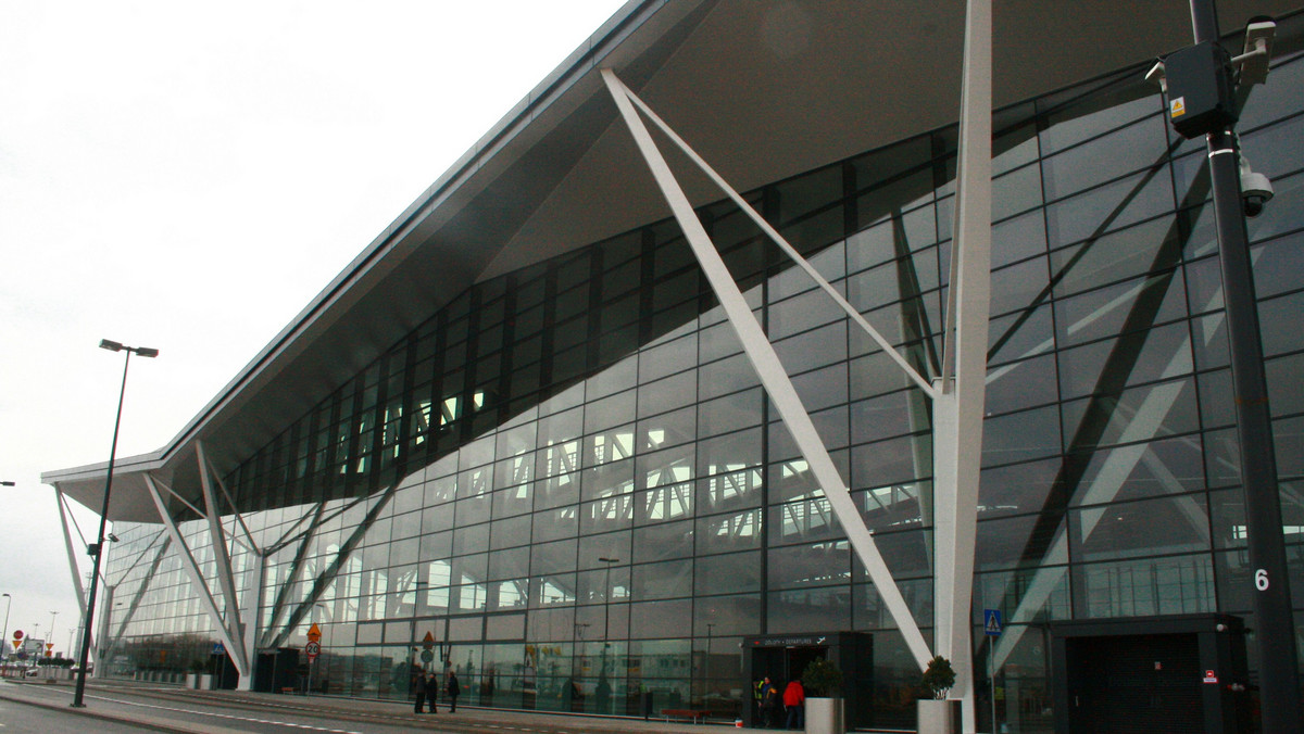 Pierwszy raz od kilkunastu miesięcy port lotniczy w Gdańsku zanotował niższe wyniki. Ponad 17 tysięcy mniej podróżnych niż w kwietniu 2012 - to liczba ze statystyki PLG za ubiegły miesiąc. Prezes lotniska przypomina jednak, że w kwietniu 2012 roku działalność rozpoczęła linia OLT Express, która wygenerowała bardzo duży ruch pasażerski.