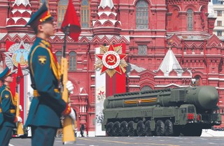 Po co Rosja straszy bronią atomową?