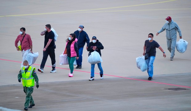 Putnici sa kruzera Hondijus nakon sletanja na aerodrom u Ajdhovenu 10. maja