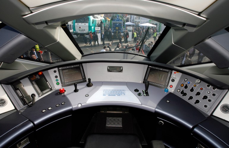 Wnętrze kabiny AGV od Alstoma. Superszybki pociąg może rozpędzić się do 360 km/h.