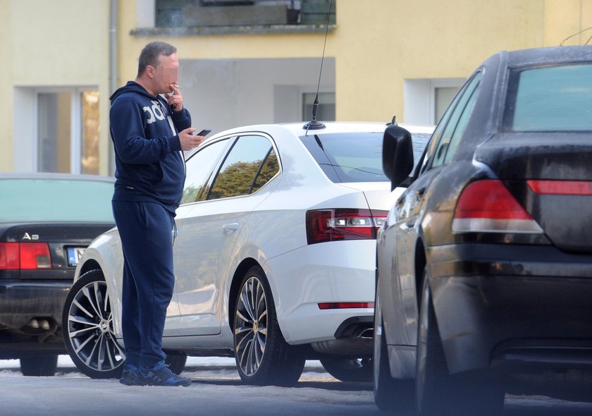 Fura, garsoniera i fajrant w południe. Tak żyje syn posła PiS!