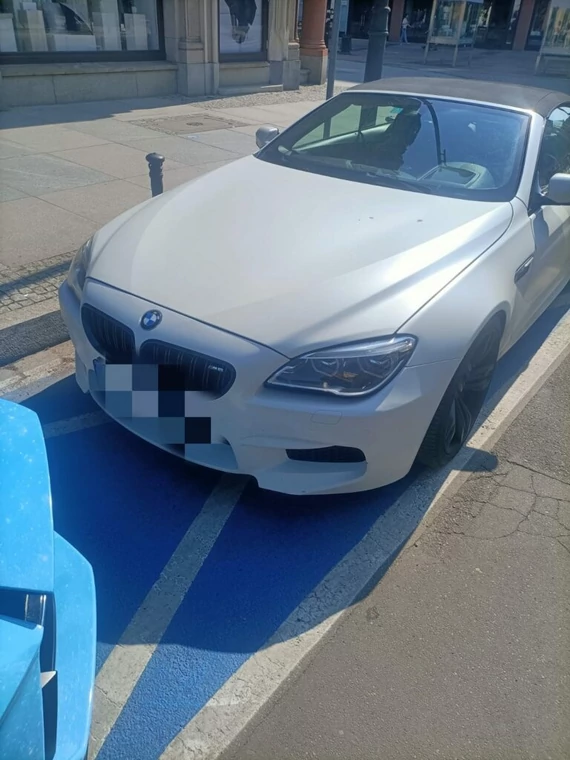 Białe BMW zaparkowane na kopercie we Wrocławiu