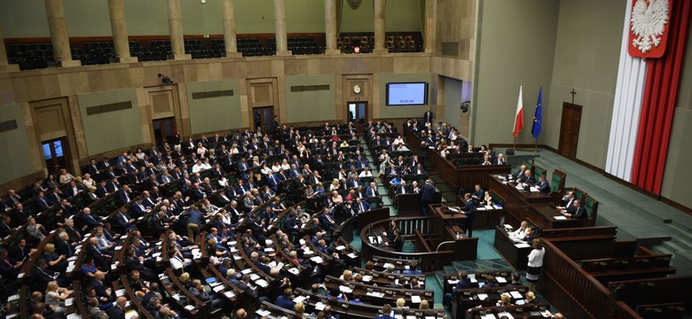 Propozycja PO z Mazowieckim przepadła. Krajowa Szkoła Administracji Publicznej bedzie nosić imię Lecha Kaczyńskiego