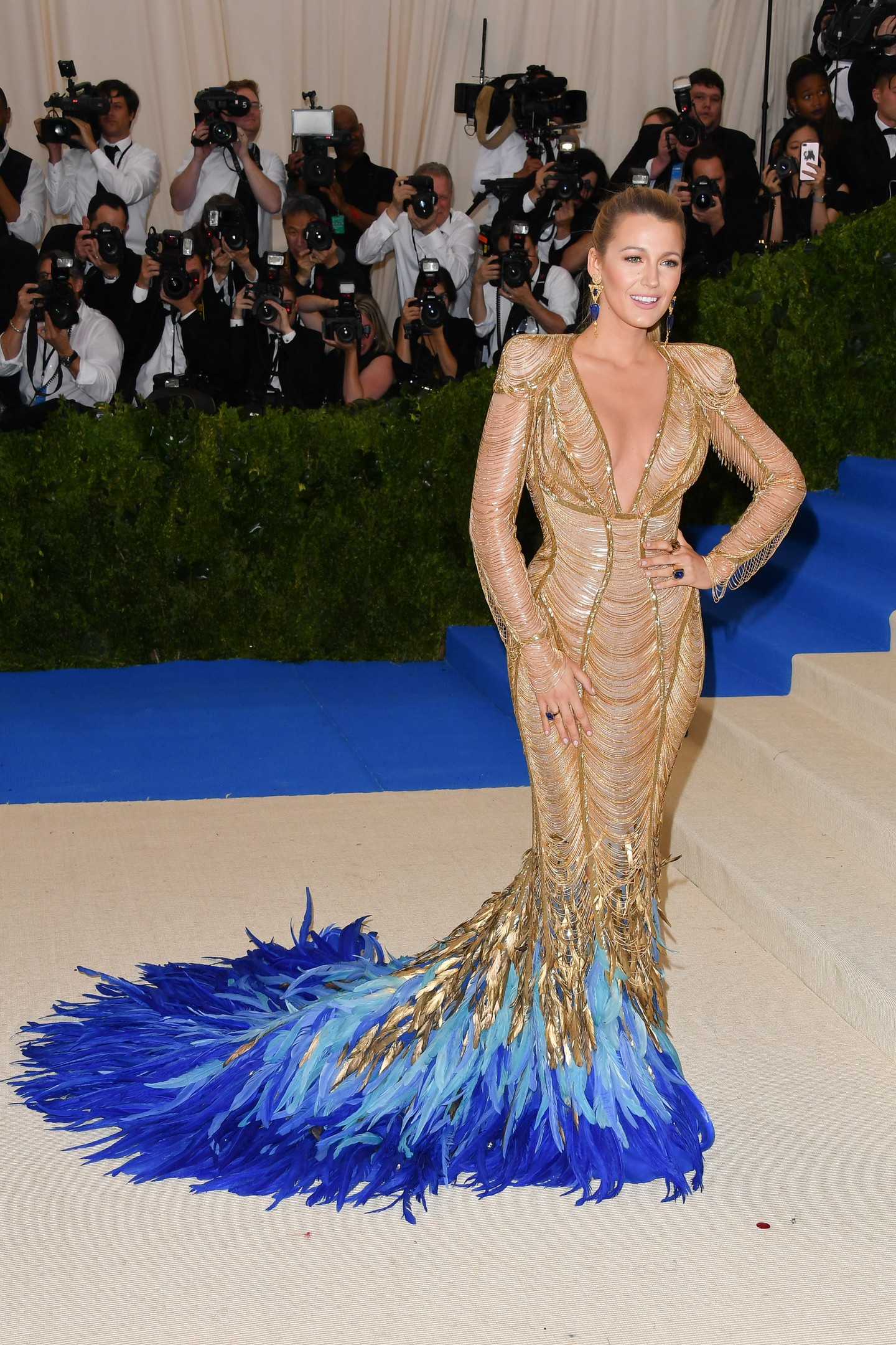 2017 - A színésznő ebben az évben egy másik nagy divatházat, az Atelier Versace-t választotta, a részleteken azonban nem változtatott. A tollak, a gyöngyök és a csillogás mind ott voltak, a klasszikus Lively megjelenésben egy új, aranyozott csomagolásban