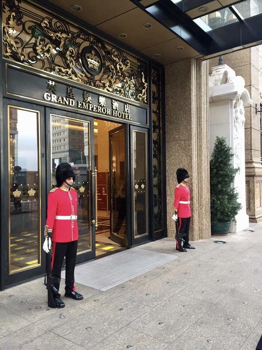 W hotelu Grand Emperor w Makao możemy pospacerować “złotą ścieżką” po wartych blisko dwadzieścia milionów złotych.