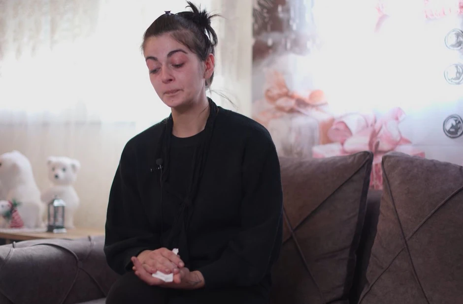 Majka poginulih devojčica na Železničkoj stanici Novi Sad