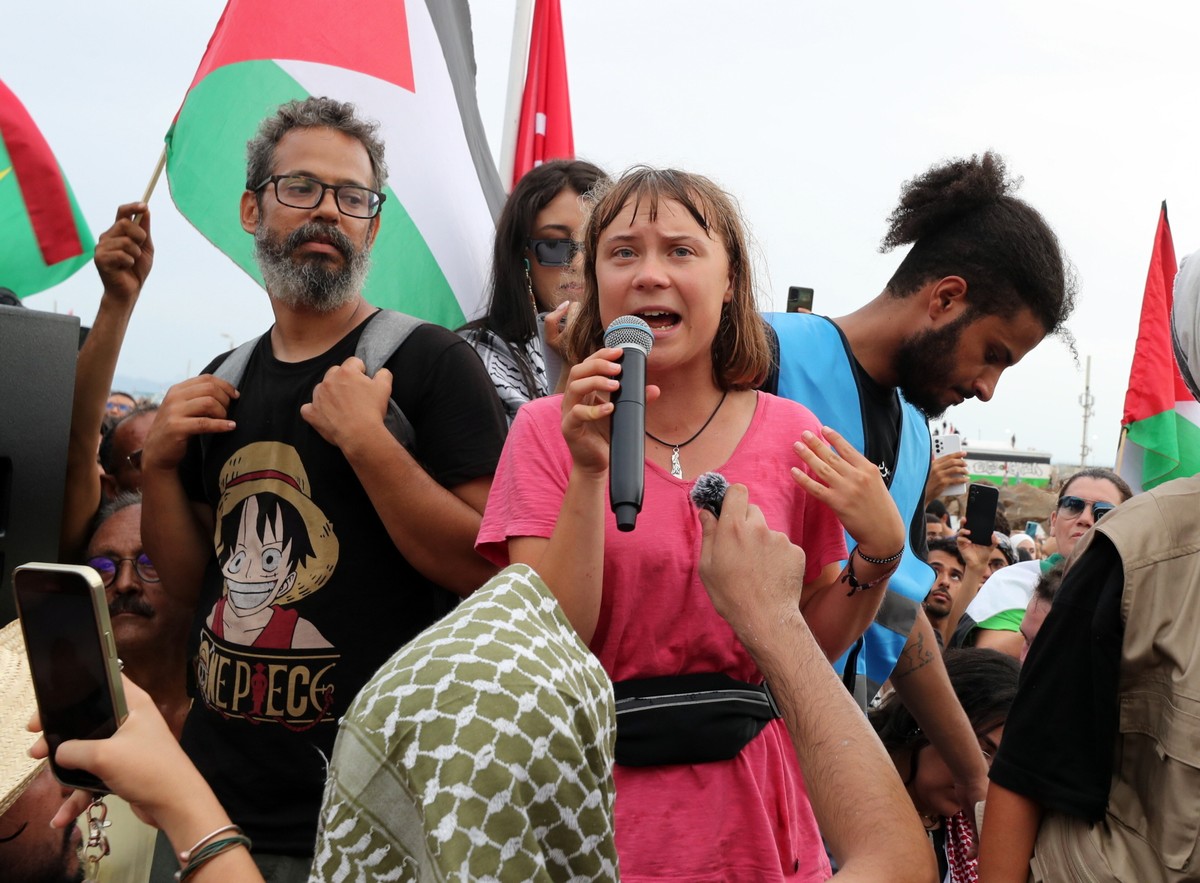 People demonstrate in support of the Global Sumud flotilla