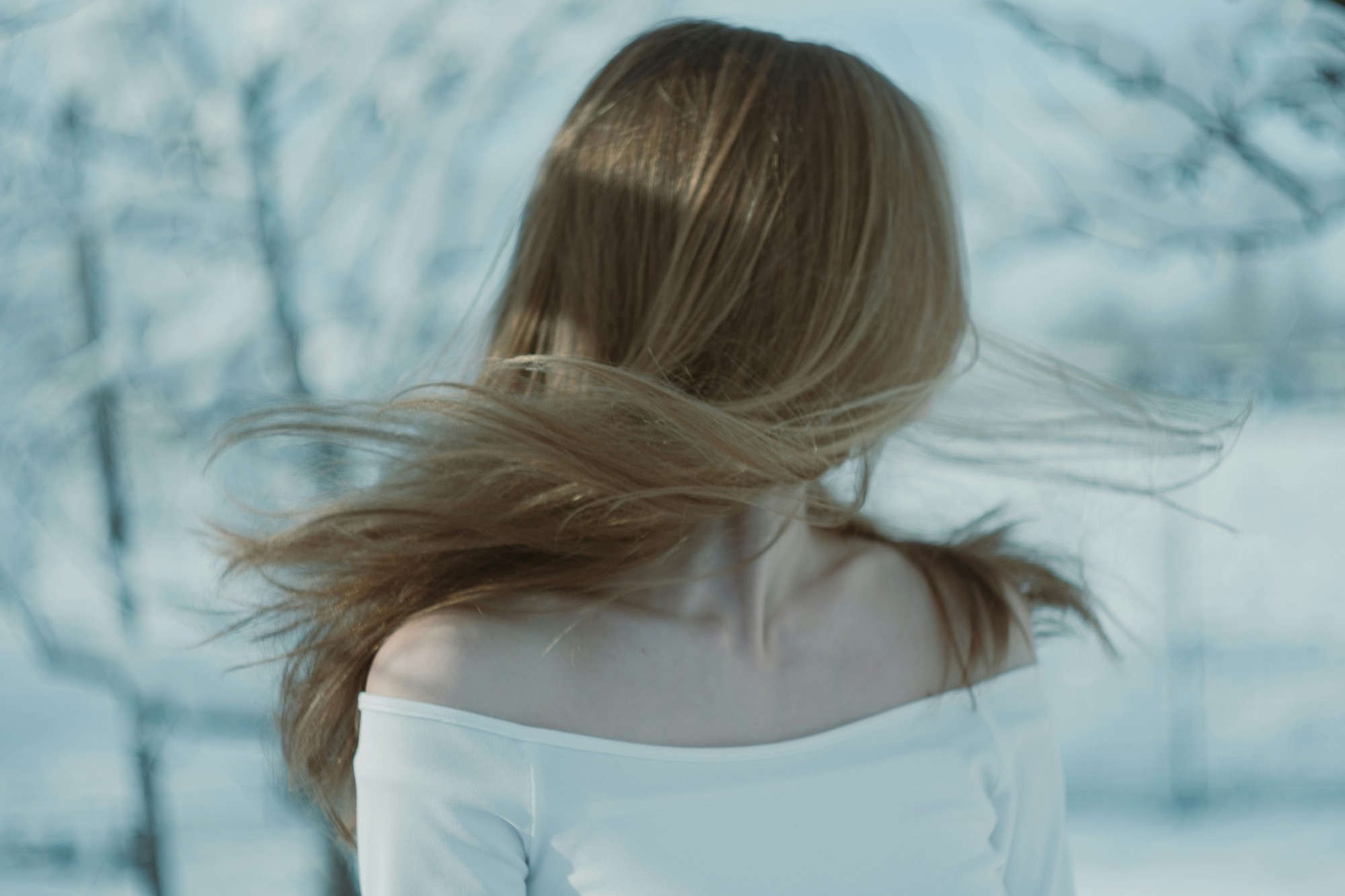 „Off-Shoulder“ top sa vyhŕňa nahor.