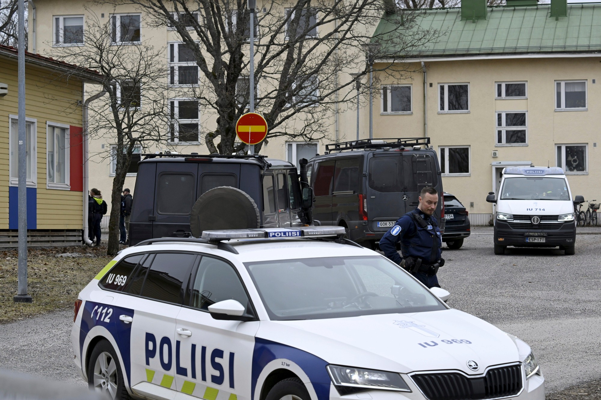 V škole pri Helsinkách sa strieľalo.